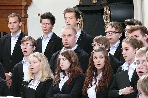 junge Menschen in Kirchen-Chor