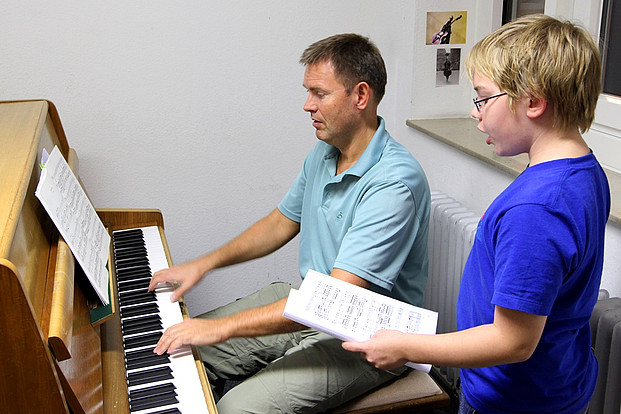 Werteorientierte Bildung für Kinder und Jugendliche in Marchtaler Internaten. Kontakt zu Bernhard Bosold, Schuldirektor i.K., Kuratoriumsvorsitzender Gesangsunterricht