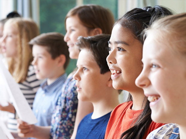 Freundliche Jugendliche beim Singen
