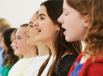Freundliche Jugendliche beim Singen