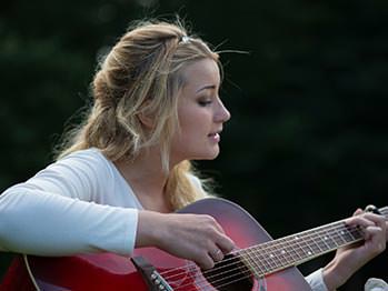 Frau mit Gitarre