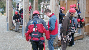 Kinder im Kletterwald