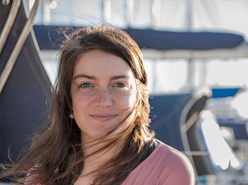 Portrait einer Praktikantin mit langen Haaren auf dem Segelboot