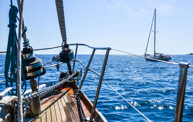 Segelboot angeschnitten, Sicht aufs blaue Wasser