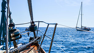 Segelboot angeschnitten, Sicht aufs blaue Wasser