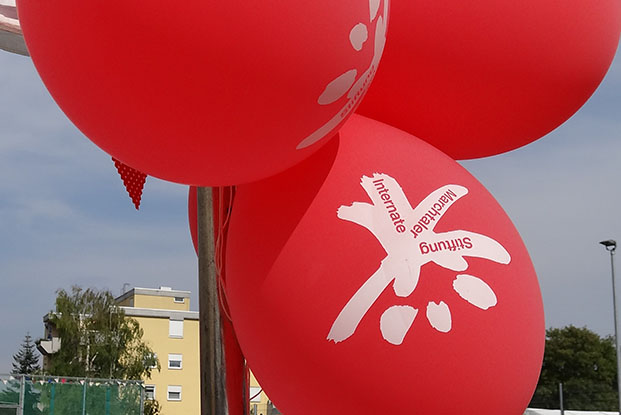 Rote Luftballone mit dem Logo der Stiftung Marchtaler Internate
